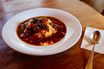 牛肉たっぷりのデミグラスソースオムライス