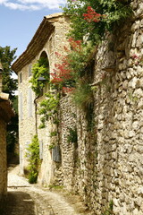 Naklejka premium Ruelle pavée du village de Mirmande situé au nord de Montélimar dans le département de la Drôme en France