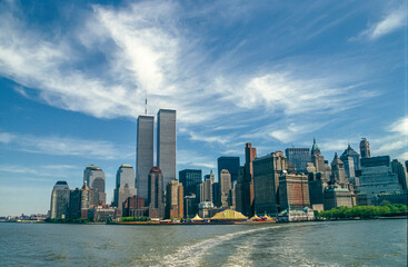 Gescanntes Diapositiv einer historischen Farbaufnahme der Skyline von New York, Manhattan mit Wolkenkratzern und alten World Trade Center, Anfang 1990er Jahre