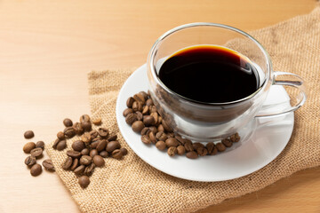 ガラス製のコーヒーカップとコーヒー豆