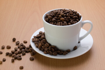 コーヒーカップから溢れたコーヒー豆