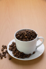 コーヒーカップから溢れたコーヒー豆