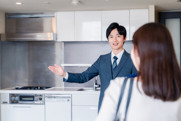 マンションの中を案内する不動産会社の男性