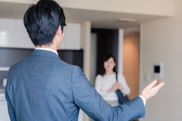Fototapeta premium マンションの中を案内する不動産会社の男性