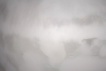 Obraz premium Grunge-Hintergrund aus Schwarz und Weiß. Abstrakte Illustrationstextur von Rissen, Chips, Punkten. Schmutziges monochromes Muster der alten, abgenutzten Oberfläche.