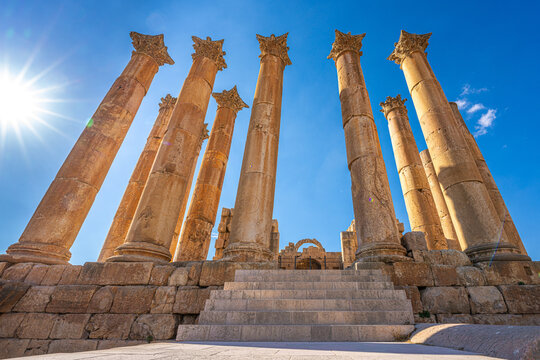 Majestic Temple of Artemis in Gerash, Jordan: Towering Ancient Roman Columns Against a Bright Blue Sky