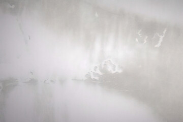 黒と白のグランジ背景。亀裂、欠け、ドットの抽象的なイラスト テクスチャ。古い摩耗した表面の汚れたモノクロ パターン。