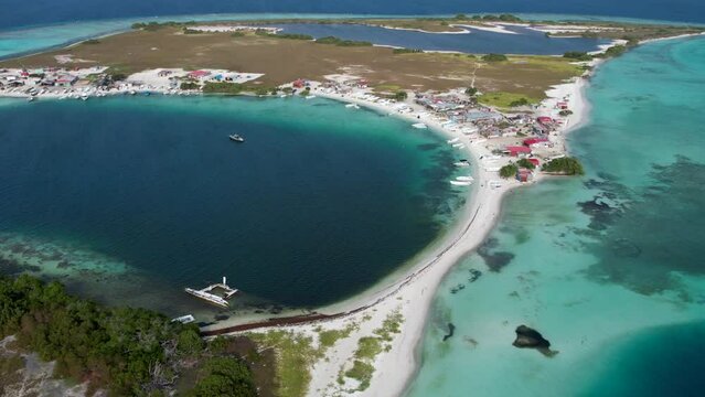 toma desde un drone de un archipi&eacute;lago de los roques en Venezuela