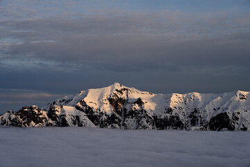 雲海に浮かぶ笠ヶ岳の朝