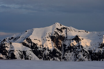 雲海に浮かぶ笠ヶ岳の朝