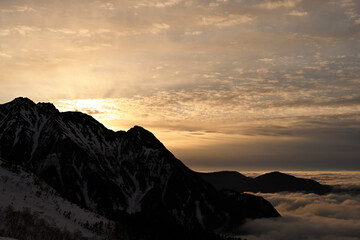 雲海にそびえる穂高の朝焼け