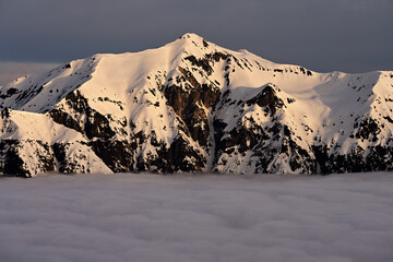 雲海に浮かぶ笠ヶ岳の朝