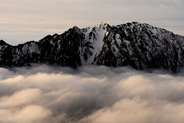 朝日刺す霞沢岳