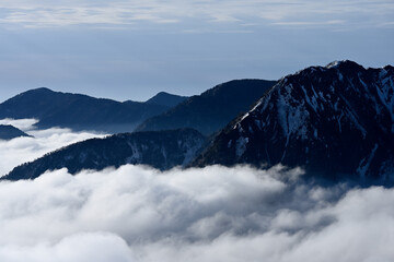 雲海に浮かぶ壁