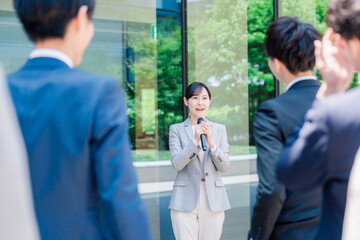 マイクを使って話す女性