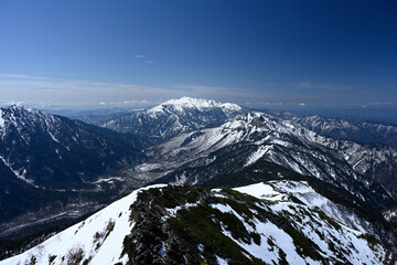 西穂山荘を越えて乗鞍と焼岳を望む