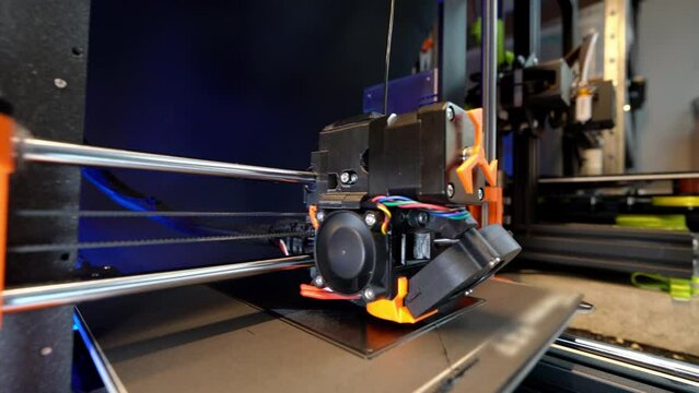 3d printer. Printing first layer.