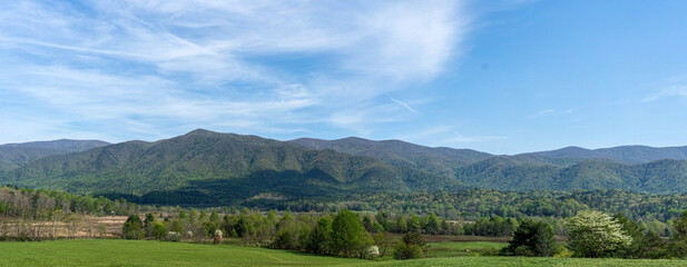 Fototapeta premium A popular scenic drive along the Cades Cove Loop Road offers a breathtaking panoramic view of the valley and mountains in the Great Smoky Mountains National Park. Photographed in spring.
