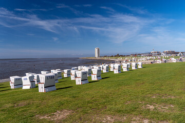 Büsumer Strand mit Strandkörben bei Ebbe
