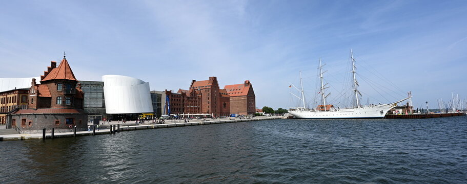 Hansestadt Stralsund, Hafenpanorama mit Lotsenhaus, Ozeaneum, Speichern und Gorch Fock 1. Hansakai 2024