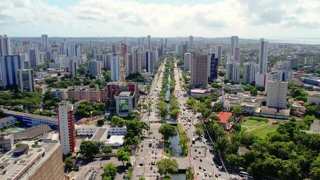 Avenida Agamenom Magalh&atilde;es no bairro do derby na cidade do Recife no Estado de Pernambuco - Brasil - Visto de Cima com Drone 4k
