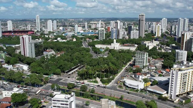 Pra&ccedil;a do Derby na Av. Agamenom Magalh&atilde;es no Recife - Pernambuco visto de cima com drone 4K