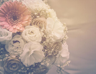 Fiori di bosco come campanule, anemoni e felci disposti su uno sfondo bianco