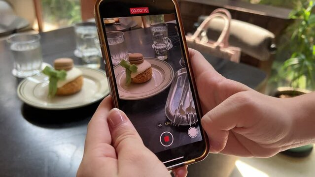 take pictures of coffee girl blogger takes videos and takes photos of dessert and iced coffee to post on the Internet Food