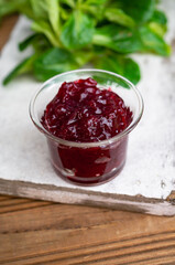preiselbeeren beeren marmelade im glas