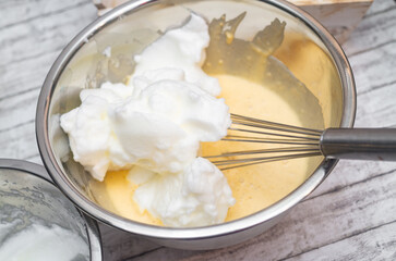 eischnee in teig rühren schneebesen