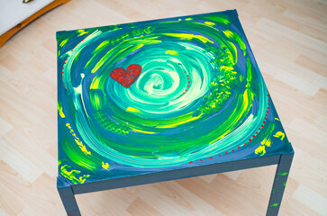 Tisch verschiedene Farben künstlerisch angemalt angestrichen kreativ kunst malerei 