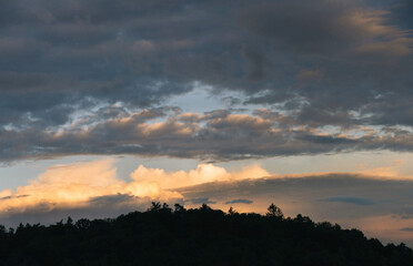 Fantastische Lichtsituation, abendliche  Wetterwolken