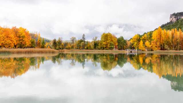 Autumn calmness at Uña Lagoon in Cuenca - Powered by Adobe