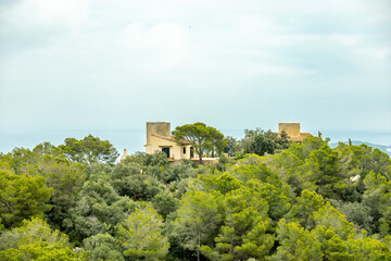 Fototapeta premium Unterwegs im Landesinneren auf der wunderschöne und sonnigen Balearen Insel Mallorca zum Castell de Capdepera - Spanien