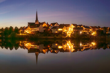 Erlenbach bei Nacht mit Spiegelung im Main