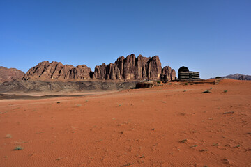 Ein Panorama des markanten Al Qattar Massiv mir einer Sternwarte in der Wüste des Wadi Rum in...