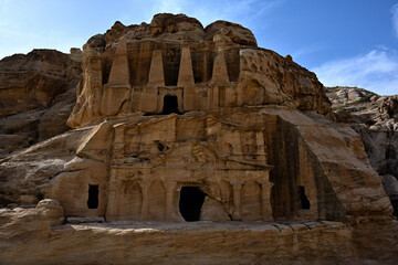 Das Obeliskengrab bei blauem Himmel, auf dem Weg in die Felsenstadt von Petra in Jordanien.