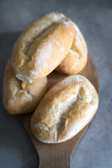 Bułka pszenna typu knypel.