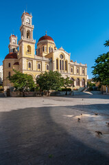 Obraz premium Blick über einen großen Vorplatz auf die Kathedrale Agios Minas in Iraklion Griechenland