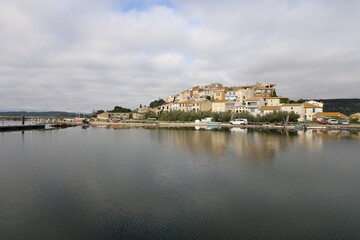 Vue d'ensemble du village, village de Bages, département de l'Aude, France