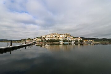 Vue d'ensemble du village, village de Bages, département de l'Aude, France