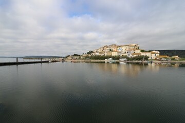 Fototapeta premium Vue d'ensemble du village, village de Bages, département de l'Aude, France