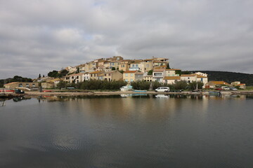 Vue d'ensemble du village, village de Bages, département de l'Aude, France