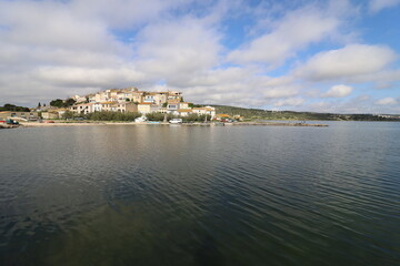Obraz premium Vue d'ensemble du village, village de Bages, département de l'Aude, France