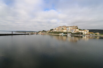 Vue d'ensemble du village, village de Bages, département de l'Aude, France