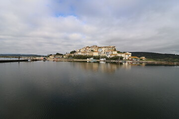 Vue d'ensemble du village, village de Bages, département de l'Aude, France