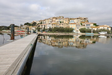 Obraz premium Vue d'ensemble du village, village de Bages, département de l'Aude, France