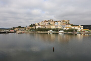Vue d'ensemble du village, village de Bages, département de l'Aude, France