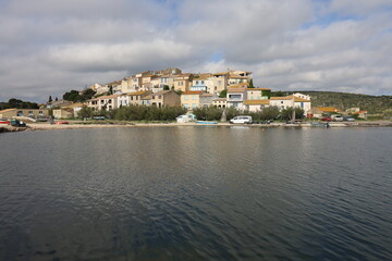 Vue d'ensemble du village, village de Bages, département de l'Aude, France