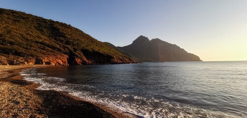 La plage d'Osani au coucher du soleil